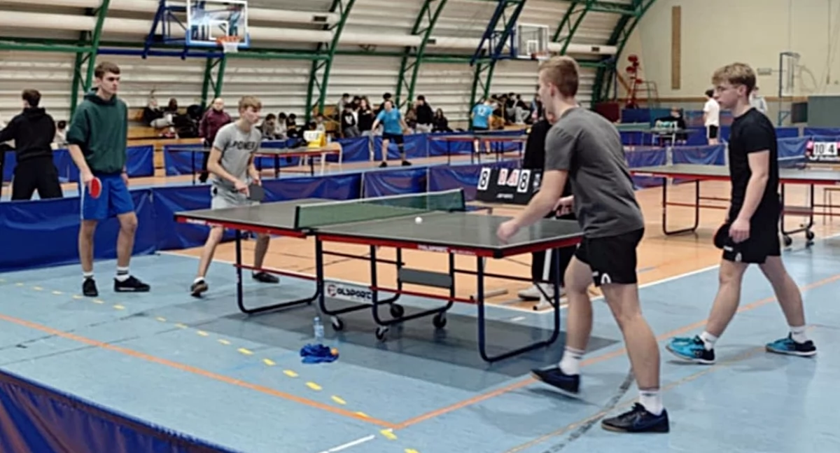 FOTO: STAROSTWO POWIATOWE ROPCZYCE - Tenisiści stołowi z powiatu ropczycko-sędziszowskiego rywalizowali w hali przy sędziszowskim liceum o awans do kolejnego etapu Licealiady.