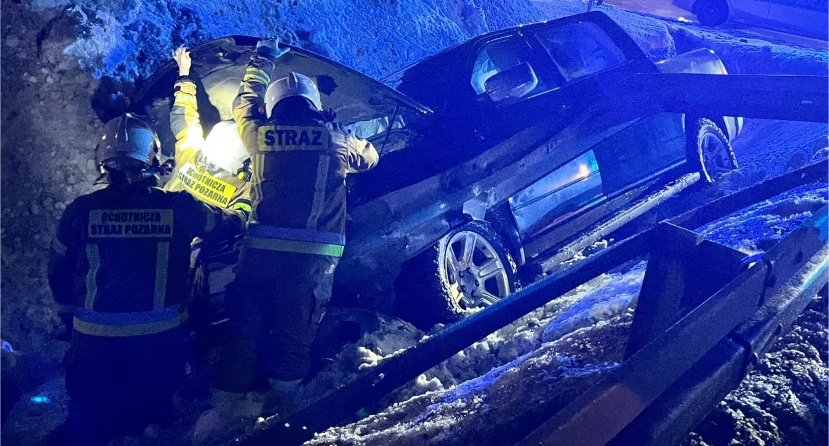 W wyniku kolizji pękły bariery ochronne przy drodze i pickup wpadł do głębokiego w tym miejscu rowu. 