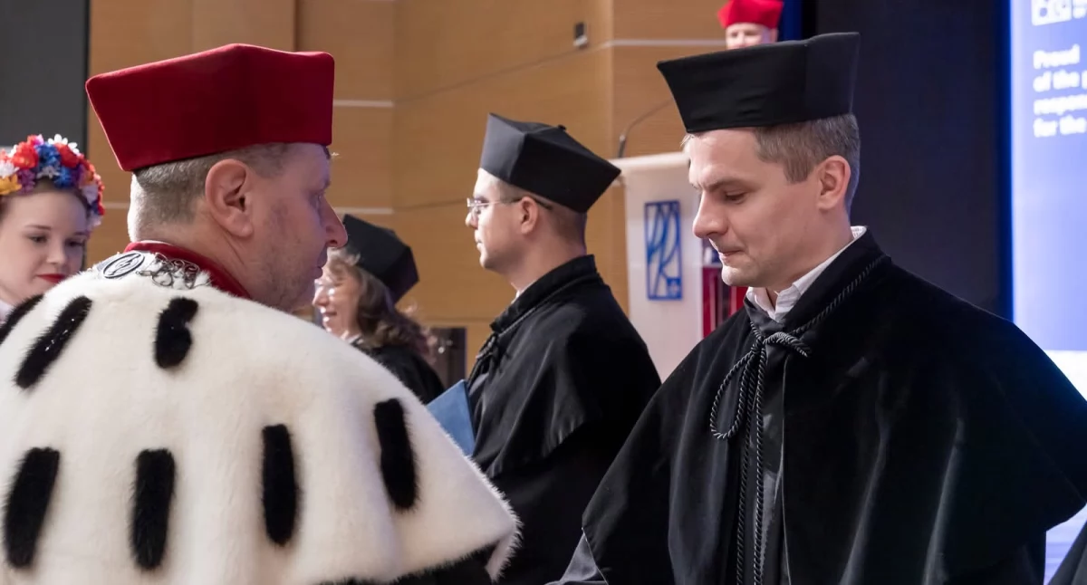 Dr hab. inż. Maciej Kisiel (z prawej) podczas uroczystego posiedzenia Senatu Politechniki Rzeszowskiej. 