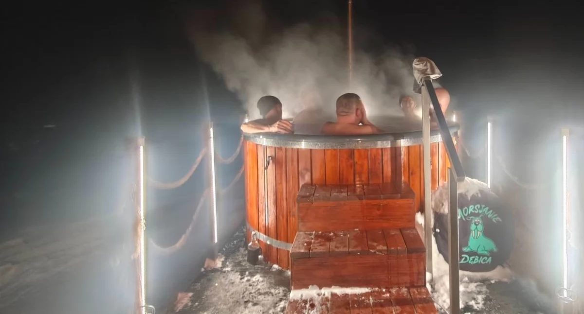 Styczniowe spotkanie Klubu Ojca zakończył relaks w balii pod gołym niebem.