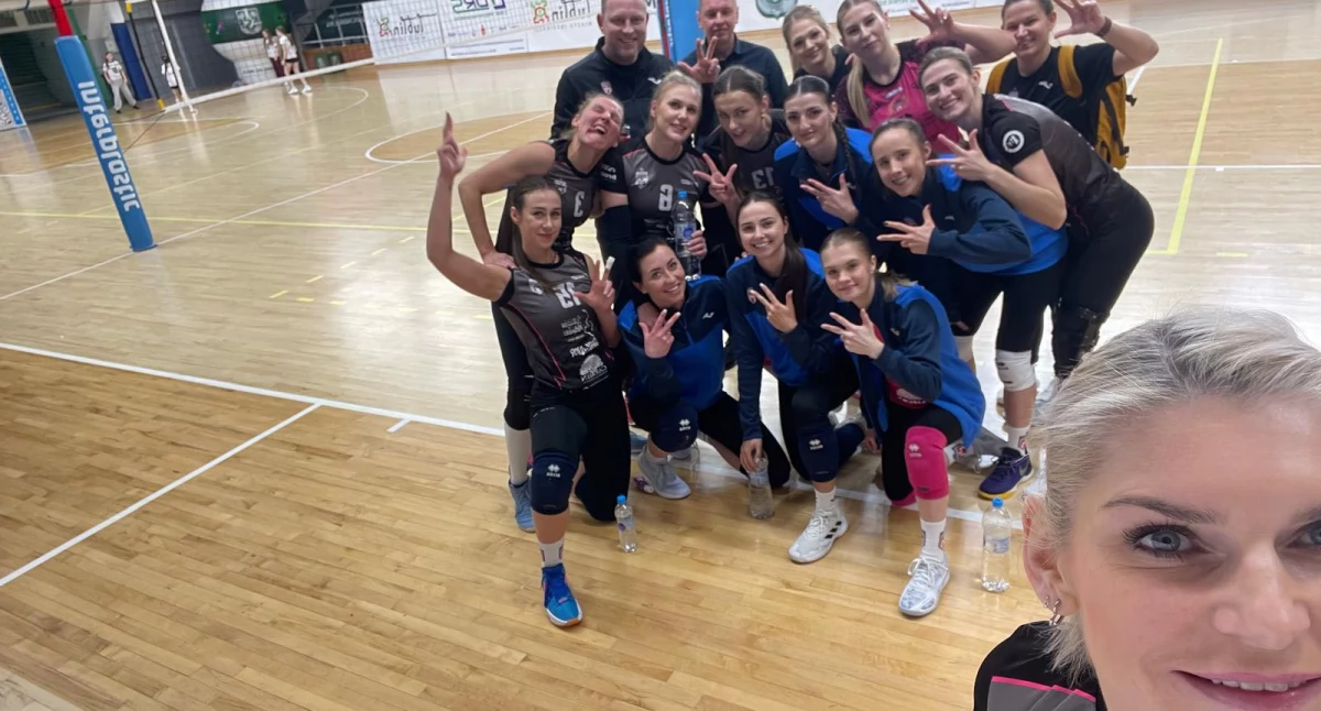 Radość po wygranej w Lublinie, siatkarki ze sztabem szkoleniowym. 