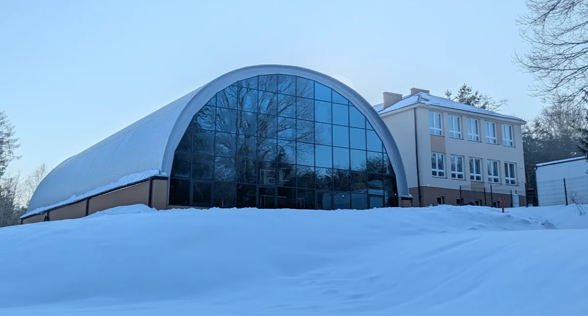 Gotowa hala sportowa w Bystrzycy, w ubiegłym tygodniku zniknęły stąd rusztowania. 