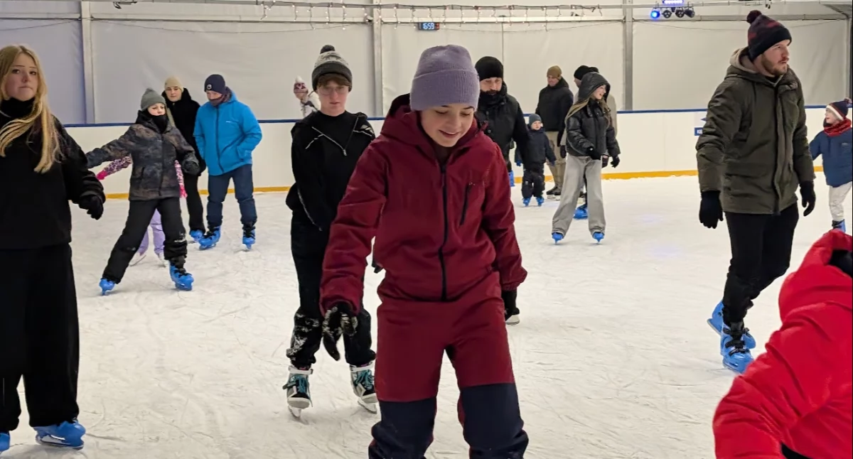 W niedzielny wieczór na lodowisku było tłoczno, gwarno i wesoło.