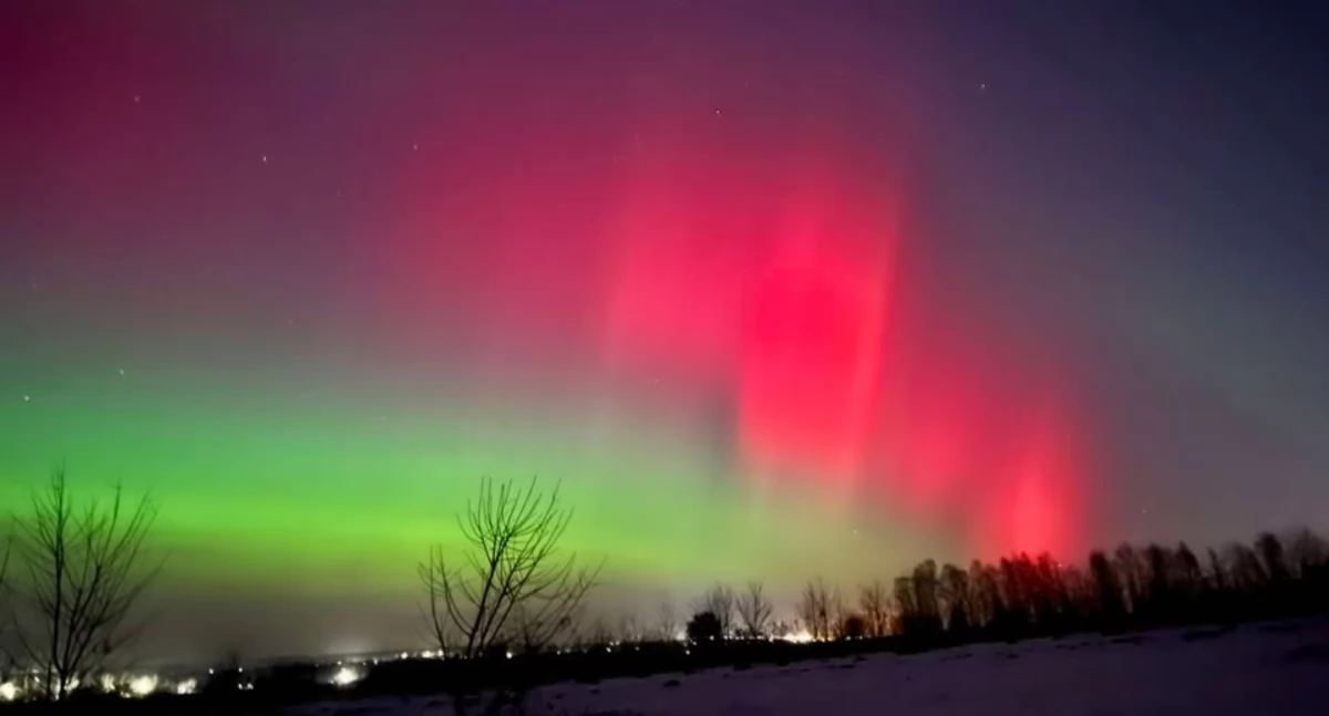 Ujęcie pani Kamili Paszyńskiej wykonane w okolicy ropczyckiego Czekaja z widocznymi światłami zabudowań. 