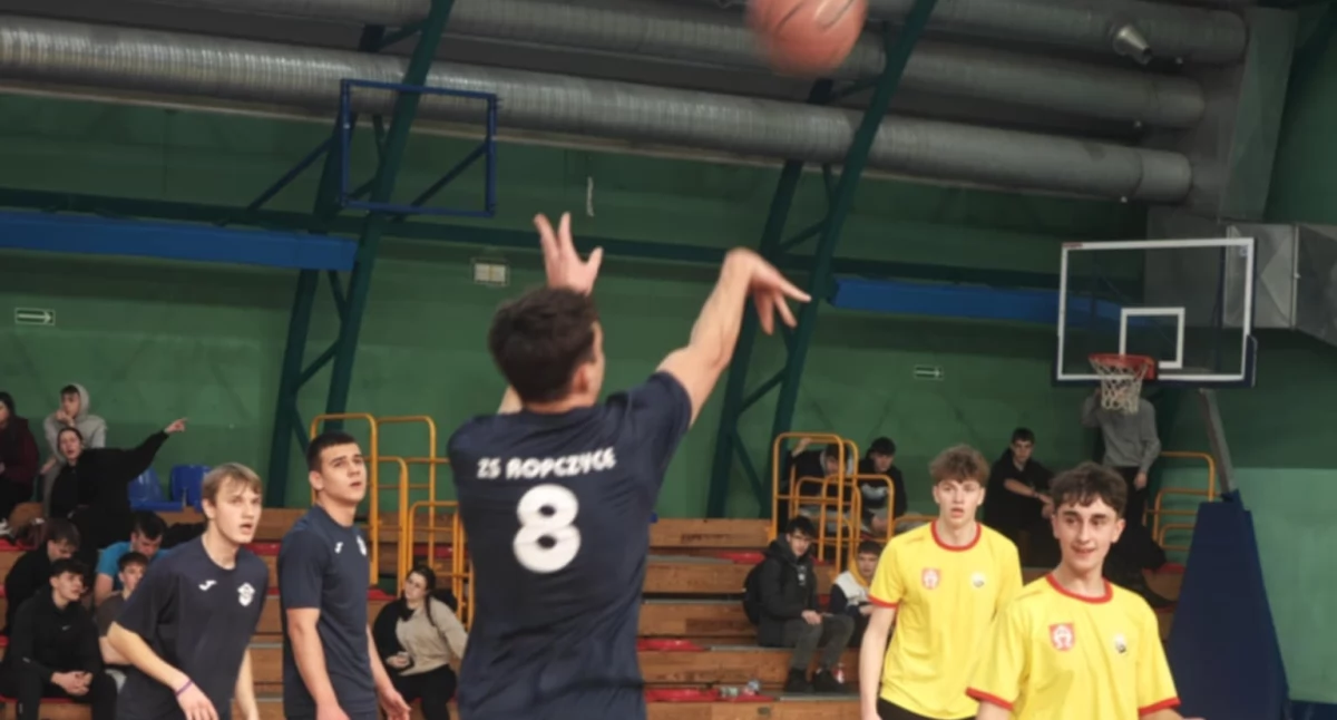 FOTO: STAROSTWO POWIATOWE ROPCZYCE - W turnieju koszykówki w Ropczycach rywalizowały drużyny z pięciu szkół średnich powiatu ropczycko-sędziszowskiego.