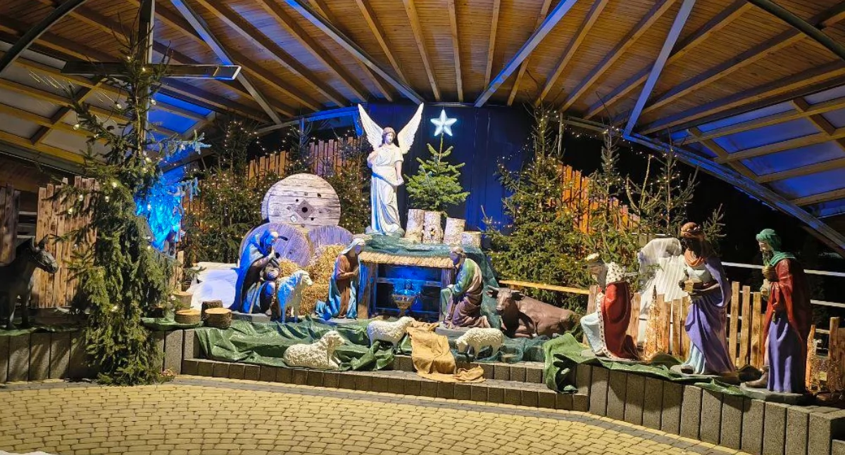 FOTO: ARCHIWUM CZYTELNIKA - Szopka koło ropczyckiego sanktuarium wyjątkowego uroku nabiera po zmierzchu, kiedy włączane jest oświetlenie.