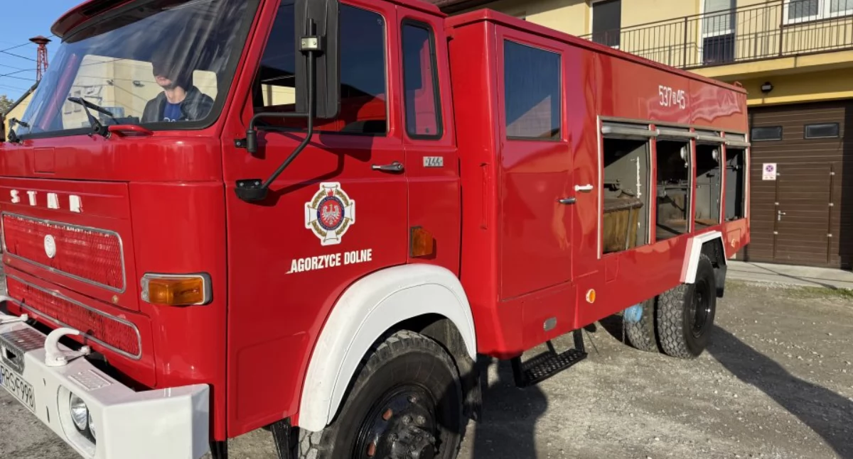 Kto kupi jelcza ze znaczkiem stara? Jelcz 005 to samochód pożarniczy wytwarzany przez Jelczańskie Zakłady Samochodowe na podwoziu samochodu ciężarowego Star 244L produkcji Fabryki Samochodów Ciężarowych w Starachowicach