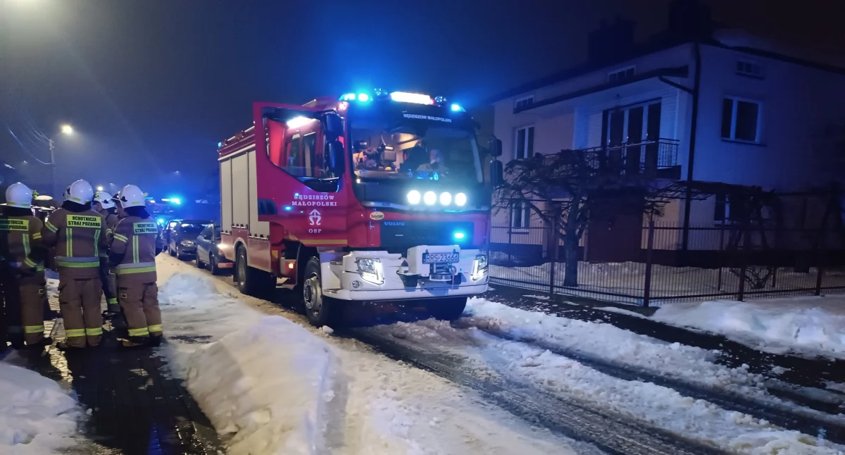 OSP KRZYWA - Sześć osób z ulicy Lipowej zostało przewiezionych do szpitala z powodu objawów zatrucia tlenkiem węgla.