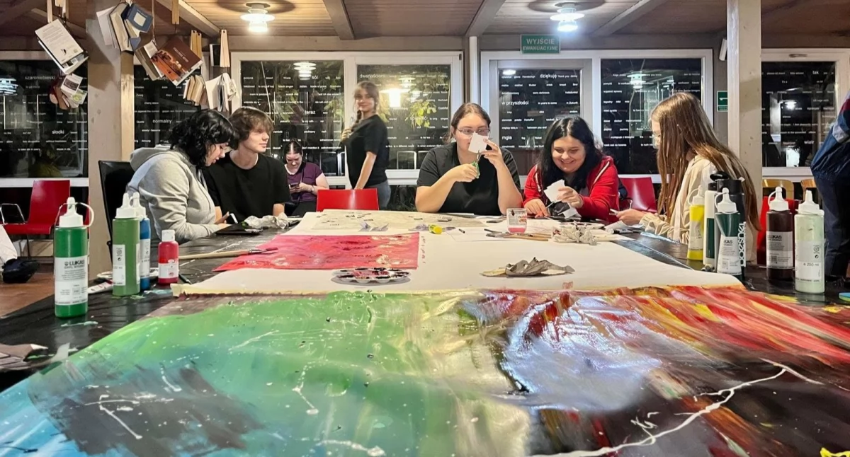 Spotkanie sędziszowskich licealistów z rówieśnikami niemieckimi w Miejscu Pamięci i Muzeum Auschwitz-Birkenau jesienią 2025, to wtedy powstały prace prezentowane aktualnie w Sędziszowie Małopolskim 