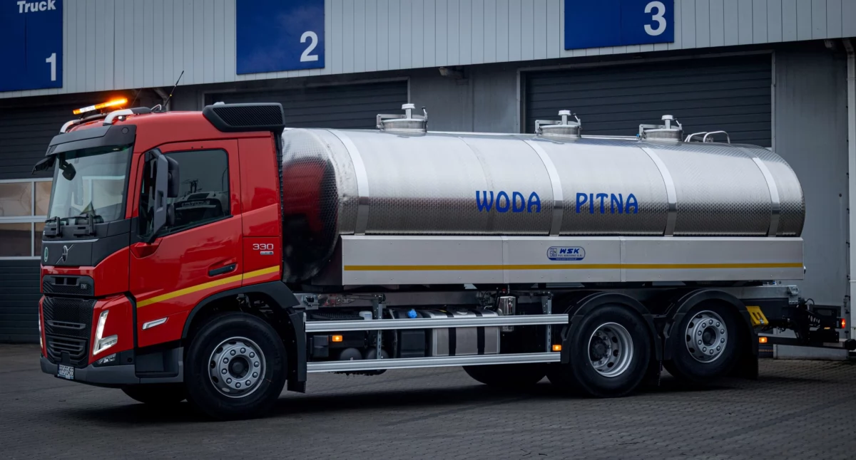 Ropczyce i Sędziszów, kiedy zajdzie potrzeba chcą pomagać sobie sprzętowo. By to było możliwe potrzebna jest uchwała obu samorządów. Na zdjęciu beczkowóz, jeden z zaprezentowanych 23 stycznia przez Burmistrza Ropczyc Kazimierza Moskala i przekazanych do spółek gminnych sprzętów zakupiony w ramach zadania „Doposażenie Gminy Ropczyce w sprzęt niezbędny dla ochrony ludności i funkcjonowania obrony cywilnej”, które jest częścią Programu Ochrony Ludności i Obrony Cywilnej na lata 2025–2026.