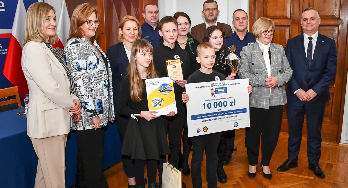 FOTO: KWP RZESZÓW - Uczniowie, dyrekcja i szkolny koordynator z ropczyckiej 