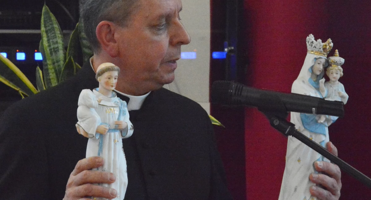 FOTO: S. OSKARBSKI - Ks. Wojciech Wiśniowski prezentuje podczas wernisażu dwie spośród kilkuset figur swojej kolekcji.