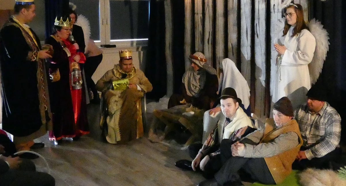 FOTO: STAROSTWO POWIATOWE ROPCZYCE - Podopieczni Warsztatów Terapii Zajęciowej Caritas w Ropczycach zaprezentowali się w przedstawieniu jasełkowym.