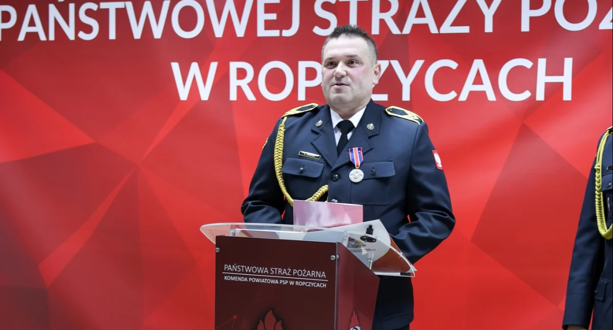  St. ogn. Łukasz Nogieć dziękuje za służbę podczas uroczystego apelu. 