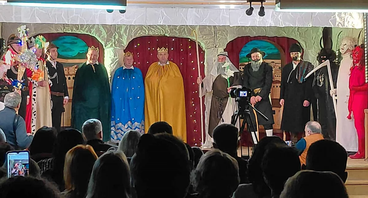 FOTO: KGW ŁYSOGÓRZANKI - Jasełka wystawione w budynku dawnej szkoły w przysiółku Łysa Góra cieszyły się dużym zainteresowaniem publiczności.