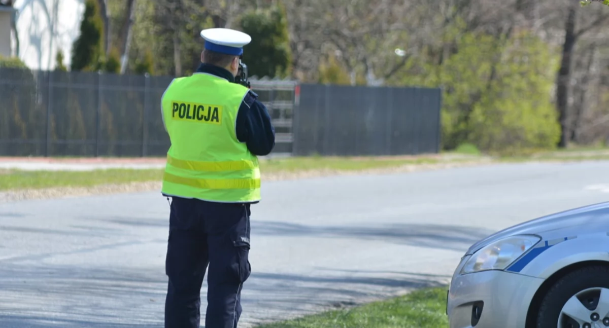Policjant podczas kontroli prędkości przy drodze W986 (zdjęcie ilustracyjne).