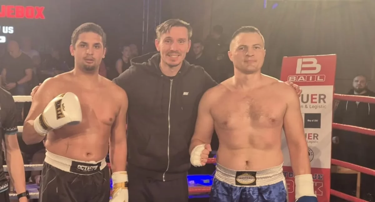  Alex Emmerich, Martin Mikołajczak i Seweryn Guzior podczas gali bokserskiej w Czechach pozują po walce..