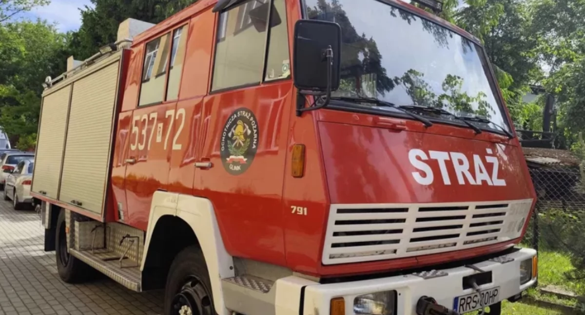 Wóz strażacki Styer, który ostatnio służył druhom z OSP w Gliniku, jest wystawiony do licytacji.