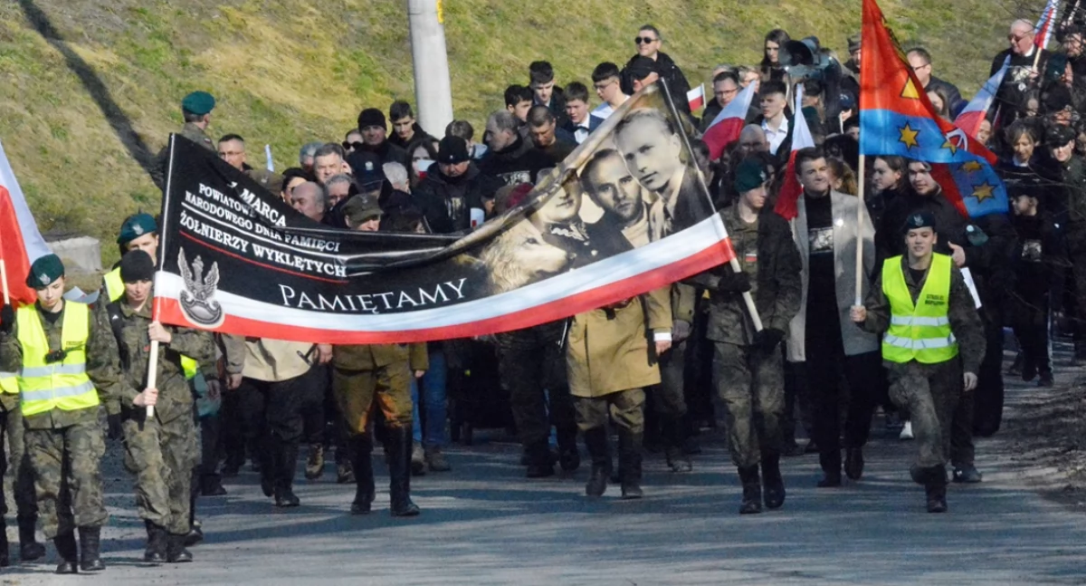 Uczestnicy marszu z okazji powiatowych obchodów Dnia Pamięci Żołnierzy Wyklętych
