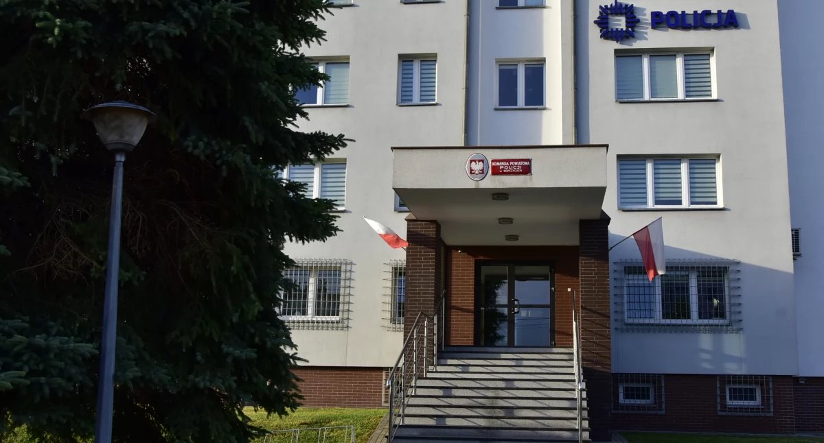 Na zdjęciu Komenda Powiatowe Policji w Ropczycach, gdzie właściciel pieniędzy może odebrać swoją zgubę.