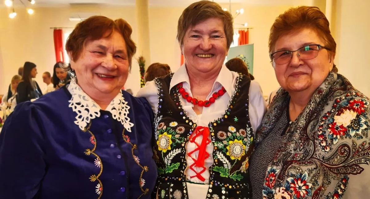 Na zdjęciu Genowefa Wrona, Halina Komórek i Józefa Bieszczad - lokalne artystki ludowe, które poprowadzą zajęcia wielkanocne w Kantorówce.