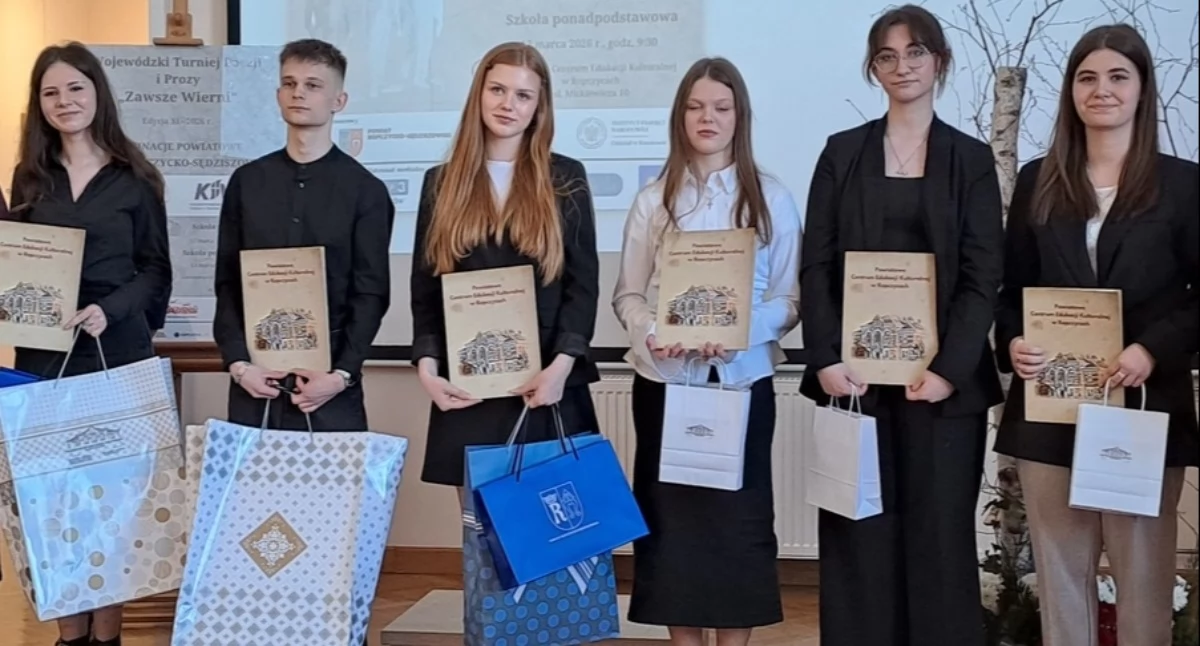 Na zdjęciu najlepsi recytatorzy powiatowych eliminacji turnieju 