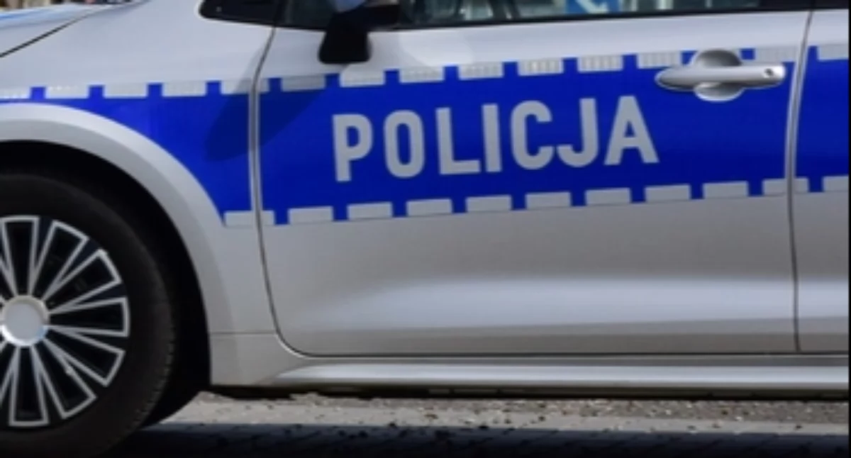 Na zdjęciu bok radiowozu z napisem 