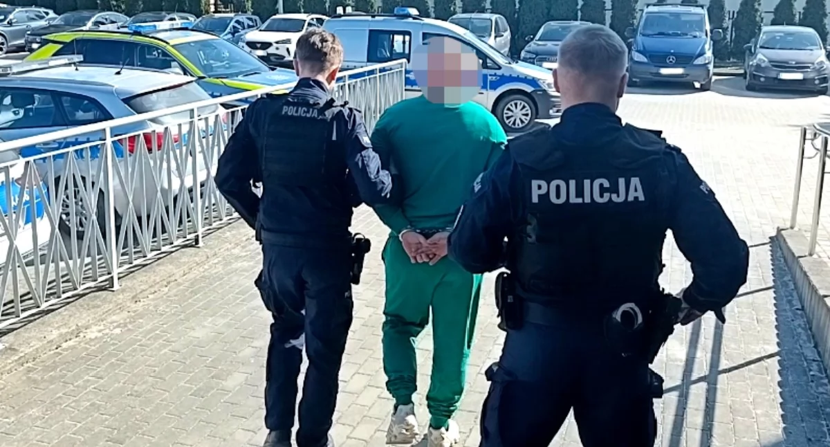 Na zdjęciu zatrzymany 25-latek, prowadzony przez policjantów z ropczyckiej komendy.
