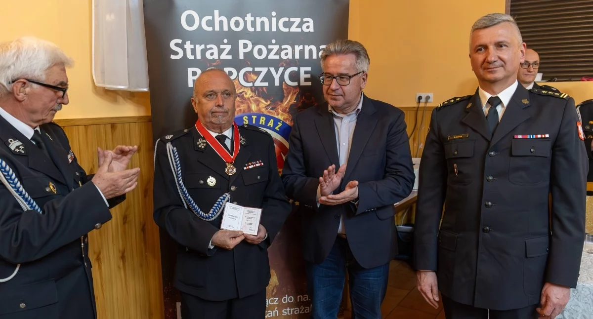 Władysław Tabasz, Andrzej Rachwał, burmistrz Kazimierz Moskal i Łukasz Szopa, komendant  KP PSP w Ropczyach pod czas zebrania OSP Ropczyce Środmieście