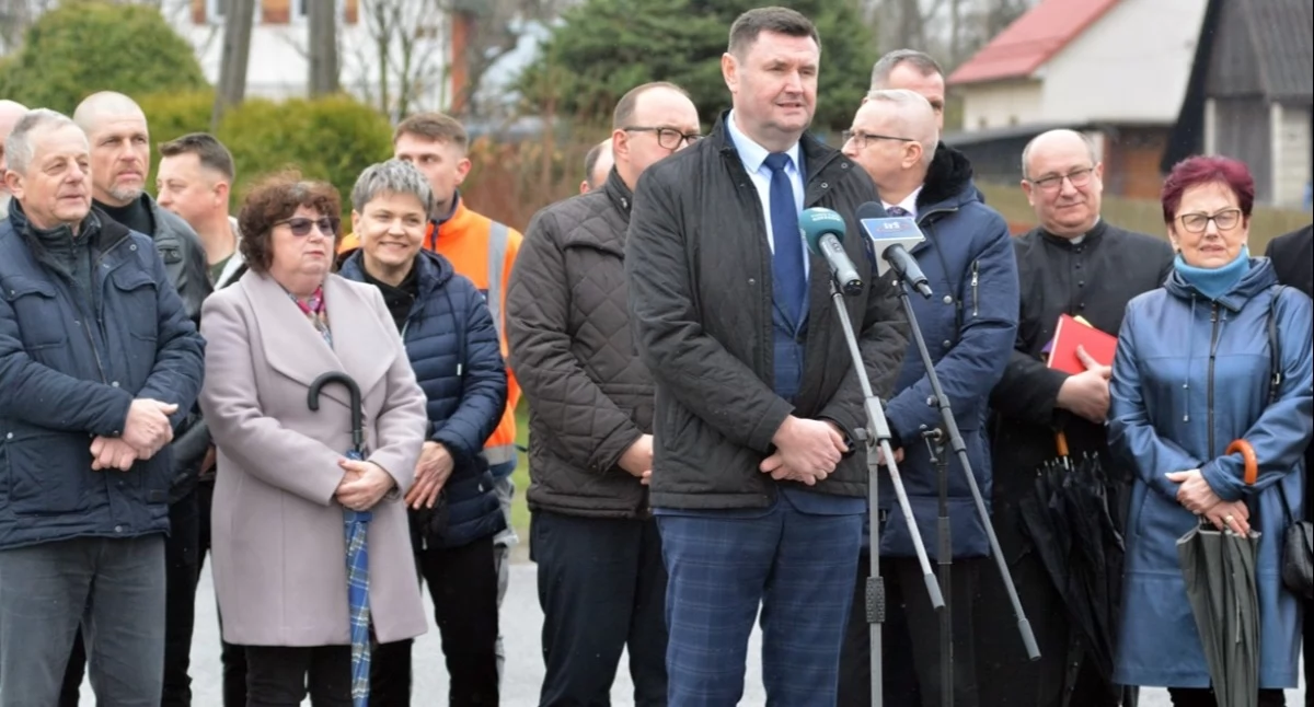 Na zdjęciu głównym osoby uczestniczące w uroczystości oddania do użytku zmodernizowanego odcinka drogi powiatowej Ostrów - Sędziszów Małopolski - Boreczek.