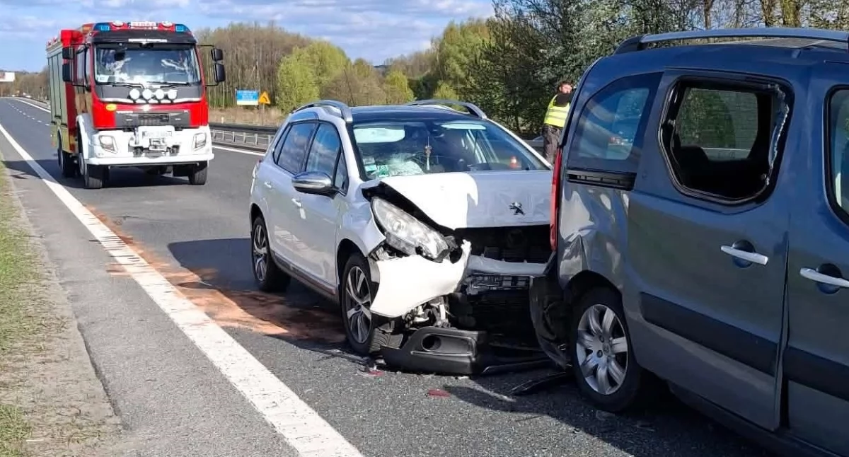 Na zdjęciu samochody, które brały udział w kolizji na obwodnicy Sędziszowa Małopolskiego