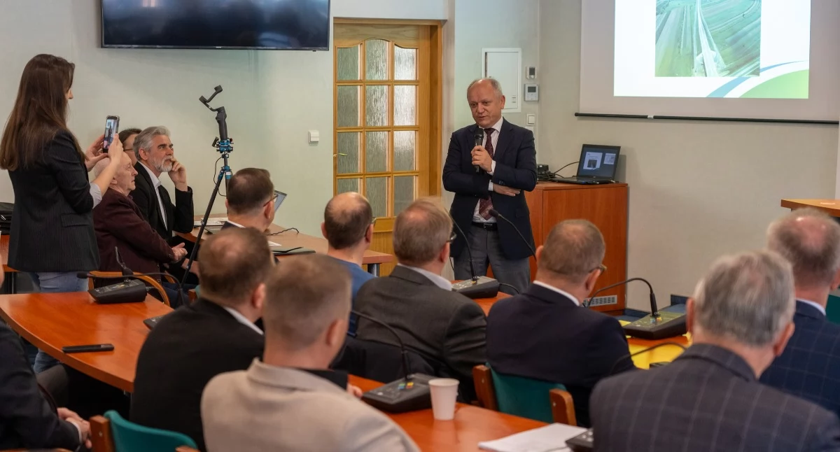 O koncepcjach budowy nowego odcinka drogi wojewódzkiej poinformowano już samorządowców z zainteresowanych gmin. Było to na spotkaniu zorganizowanym 22 kwietnia w Mielcu.