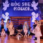  Święta Rodzina, centrum jasełek i sceny z kolędnikami. 
