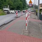 ZDJĘCIE: W. NAJA Chodnik jest wyposażony w barierki ze względu na wysoki nasyp drogi. 