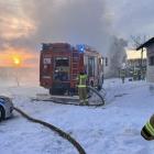  Akcja gaśnicza, strażacy zastali zadymienie wydobywające się z dachu niewielkiego domu...