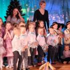  Panie sara i Iwona, nauczycielki z Przedszkola w Kozodrzy czuwają nad występującymi...