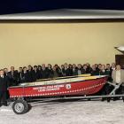  Strażacy OSP Łączki Kucharskie ze sponsorem i łodzią po dostosowaniu jej do potrzeb...