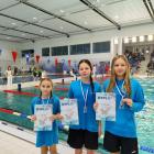  Laura Knych, Anna i izabela Stawarz z&nbsp;Fali Ropczyce z dyplomami za miejsca...