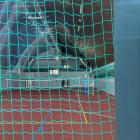  Wnętrze hali ma już zamontowane wyposażenie sportowe, a nawet siatki ochronne.&nbsp; 
