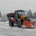  Osoby i sprzęt zajmujące się odśnieżaniem mają kolejny pracowity dzień, pamiętajmy by...