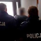  Podejrzany wyprowadzany z komisariatu w Sędziszowie Małopolskim przez dw&oacute;ch...