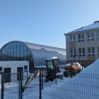  Sprzęt budowlany na szkolnym placu, w tle juz gotowa hala sportowa.&nbsp; 
