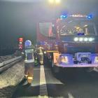  Samoch&oacute;d strazy pożarnej i policji w miejscu wypadku na pasie w kierunku...
