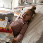  Uśmiechnięta 5-letnia Natalia na szpitalnym ł&oacute;żku. Dziewczynka z determinacją...