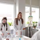  Uczniowie szk&oacute;ł podstawowych podczas samodzielnego przeprowadzania doświadczeń...