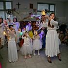  Anioły z gwiazdami w dłoniach podczas jasełek. 
