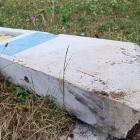 ZDJĘCIE: W. NAJA U podstawy złamanego znaku widać ślady opony