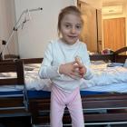  Dzięki rehabilitacji Antosia jest w stanie już samodzielnie stać.&nbsp; 
