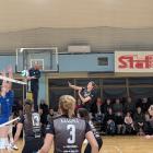  Obrona zawodniczek z Wieliczki po jednym z pierwszych atak&oacute;w Marby.&nbsp; 
