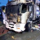  NBA fotografi OSP Brzeziny widać jak bardzo ogień zniszczył kabinę ciągnika...